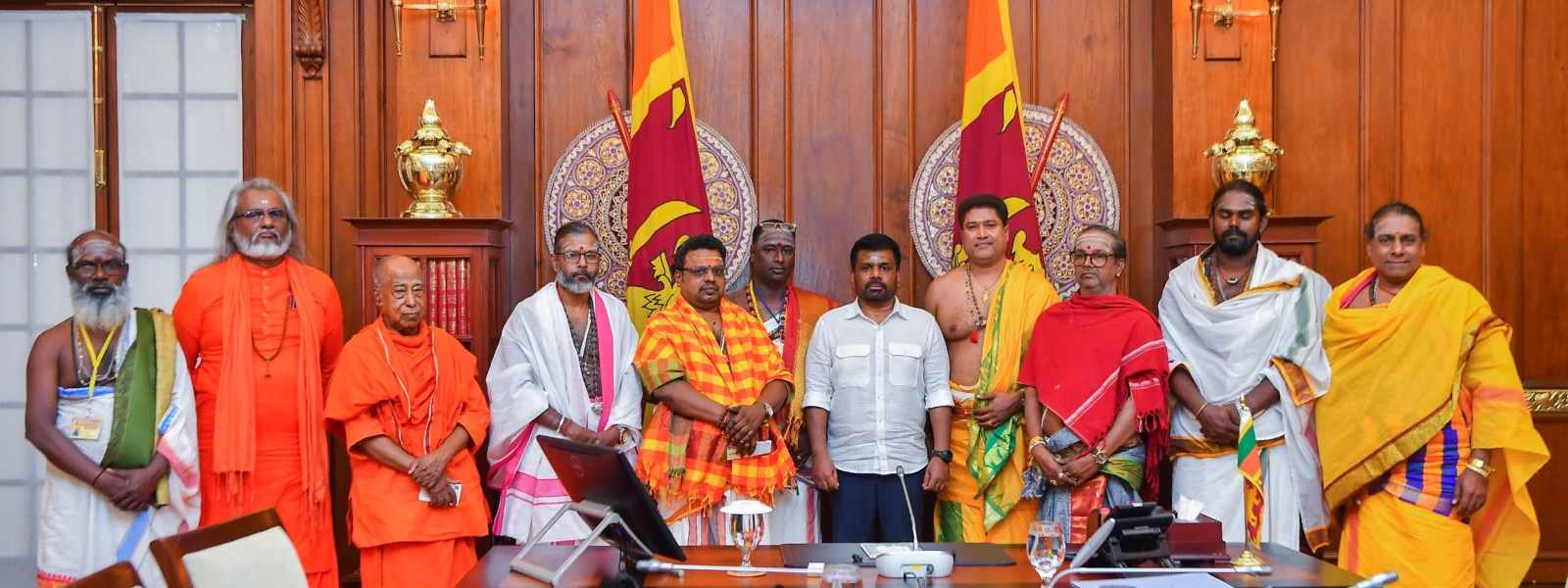 හින්දු ආගමික නායකයින් පිරිසක් සහ ජනපති අතර හමුවක්